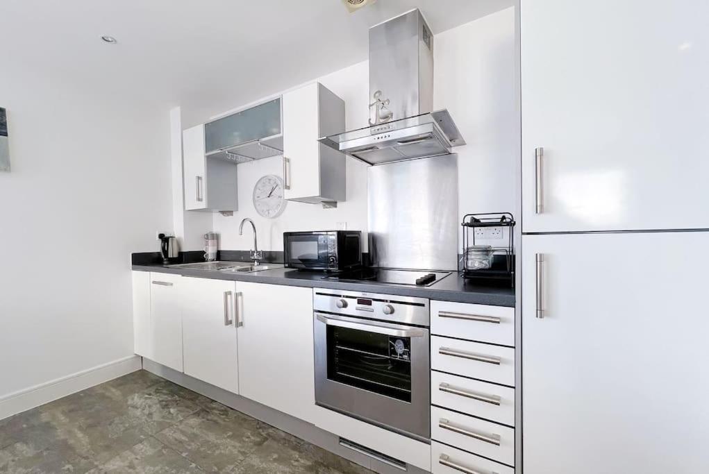 Stylish Seaview One-Bedroom Apt Swansea Esterno foto