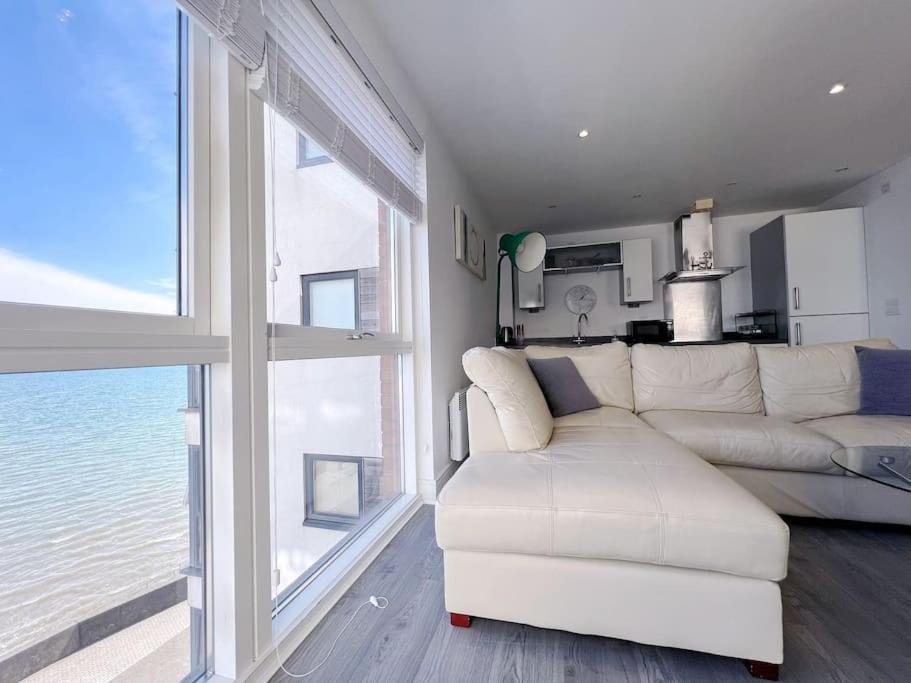 Stylish Seaview One-Bedroom Apt Swansea Esterno foto