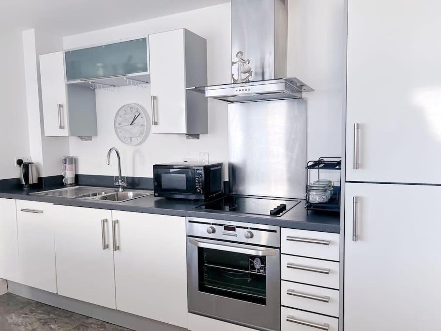 Stylish Seaview One-Bedroom Apt Swansea Esterno foto